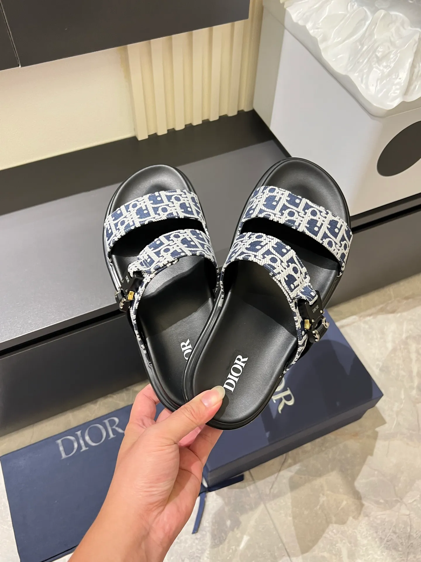 Men's Men's Shoes 💰p320 Dio* Men's Sandals Slippers. Showcasing Dior haute couture design. The Dior gray suede strap is accented with an aluminum Dior buckle for added style. Paired with a comfortable tonal notch sole, they pair easily with shorts or jeans for a sophisticated look. Main body: suede cow leather, technical fabric lining: cow leather, with adjustable straps, aluminum Dior buckle, Dior gray EVA insole, tonal notched rubber outsole splicing structure, size: 38-44 (customized at 45.46)